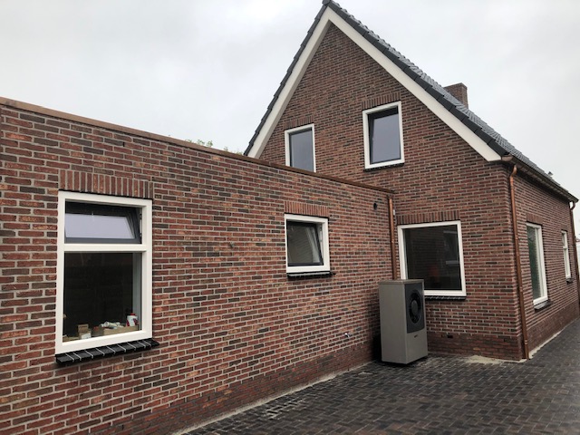 NCGroningen's tweet photo. In 2018 werd deze woning in Roodeschool beoordeeld en werd in overleg met de bewoners besloten tot sloop/nieuwbouw. Na een grondig en intensief voortraject in 2019, is afgelopen week uiteindelijk de nieuwe woning opgeleverd aan de bewoners. https://t.co/BQtEx5qKBj