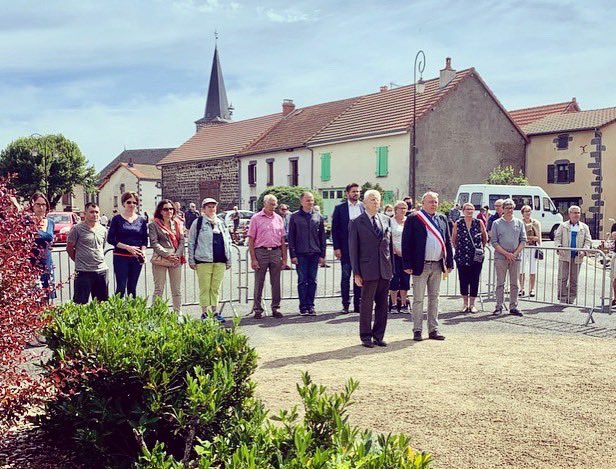 anthonyleroy63's tweet photo. 🇫🇷 Cérémonie du 14 juillet 🇫🇷 

✅Dépôt de gerbe avec la nouvelle équipe municipale de #bromontlamothe 

👉🏻 HOMMAGE DE LA NATION : en cette année si particulière pour tous ceux ont permis de surmonter cette épreuve et qui ont donné un sens au mot : #NATION https://t.co/nBYylCBjXV