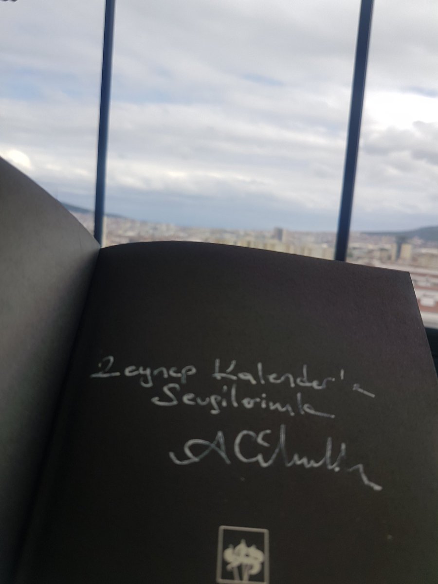 ZeynepK94544629's tweet photo. Kitaplığı yerleştirmek en uzun süren işim oluyor çünkü çok sevdiklerimle muhabbete dalıyorum 😍📚📚📖💙💙💙
#AliKINIK #Türkçe #kitabim https://t.co/NNtx8XhNqt