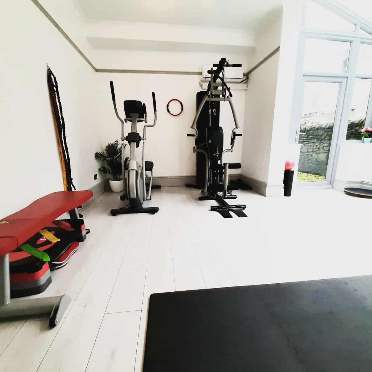Looking to hire out this lovely second room at my studio in Pontcanna to health / fitness professionals (PTs, physios etc) once we're given the green light to open our doors again- likely to be 27th July.

#fitness #rehabilitation #exercise #health #Caerdydd #Cardiff #Pontcanna