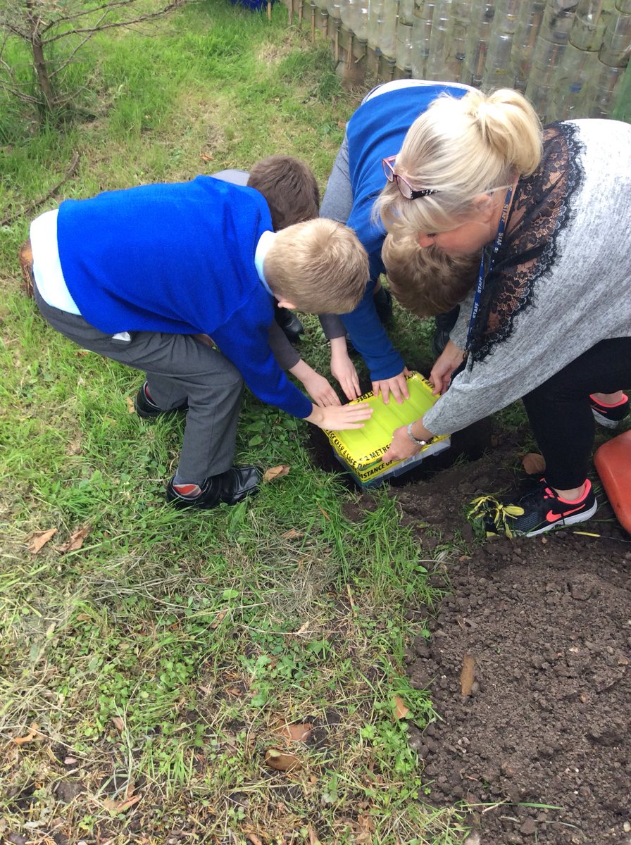 Bubble 1 have enjoyed making a #timecapsule. Today we buried it... I wonder who will find it in the future
#VisualImpairment #LivingHistory #history #future #LearningIsFun