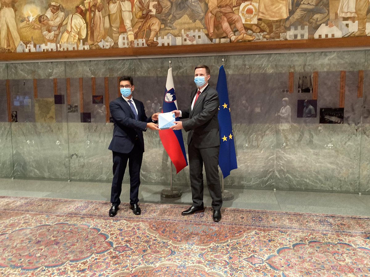 VaruhCPRS's tweet photo. #Varuh @PeterSvetina je @IgorZorcic predal letno poročilo @VaruhCPRS. “V poročilu predlagamo 158 konkretnih priporočil. Skrbijo pa številna neuresničena pretekla priporočila. Zato pozivam odgovorne, da od besed preidejo k dejanjem,” je dejal varuh. Več pa:https://t.co/dBCeoX5qT4 https://t.co/lVkOBLBVLr