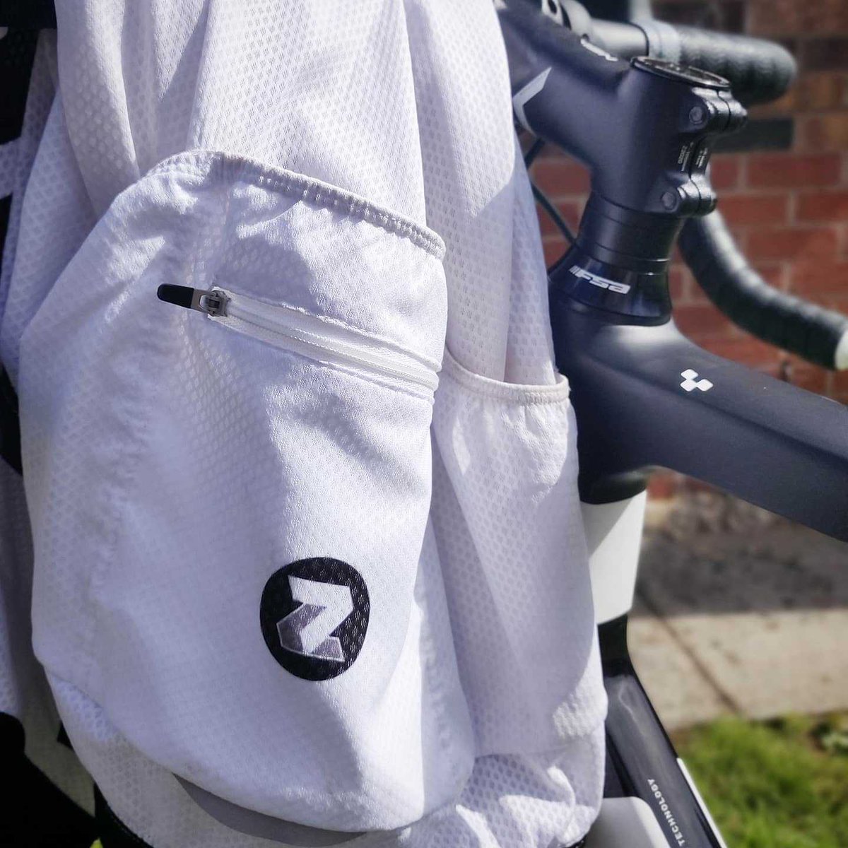 ZennorVelo's tweet photo. Our performance cut short sleeve jersey - which we just adore 😍 - is made from a super-lightweight honeycomb knit Italian 🇮🇹 fabric and it is so light you’ll forget you’re wearing it! Take a look at our store for more...

https://t.co/rKJ61A6tys https://t.co/t0vD9rHKY9