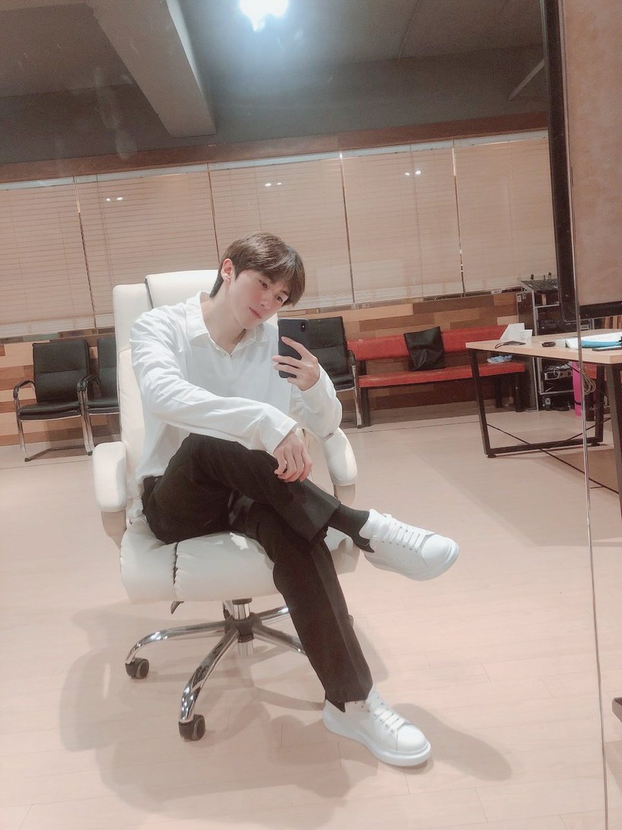 TARGET7_K's tweet image. #로이 워하!🙋‍♂️✨
워니 여러분들 오늘 하루는 어떠셨나요?ㅎㅎ
어제 밤에 천둥소리 들었어요?
#제스 형은 또 소리를 질렀답니다 크큭🤣
비가 자주 오니 우산 꼭 챙겨다니세용🥺✨
모두들 로이나잇💕

#타겟