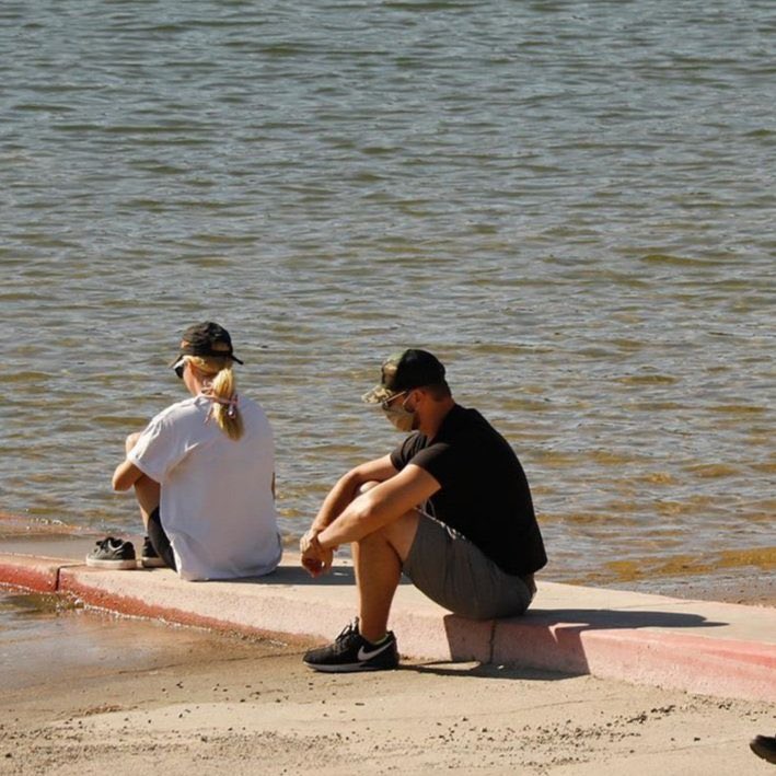 ELENAVJ1's tweet photo. Esta foto de Heather sentada en la orilla del lago despidiendo a Naya es la forma más dura de todas la q más me parte el corazón . Ella despidiéndose de su mejor amiga . Siempre en nuestros corazones  #nayarivera https://t.co/jmyaCYJ98N