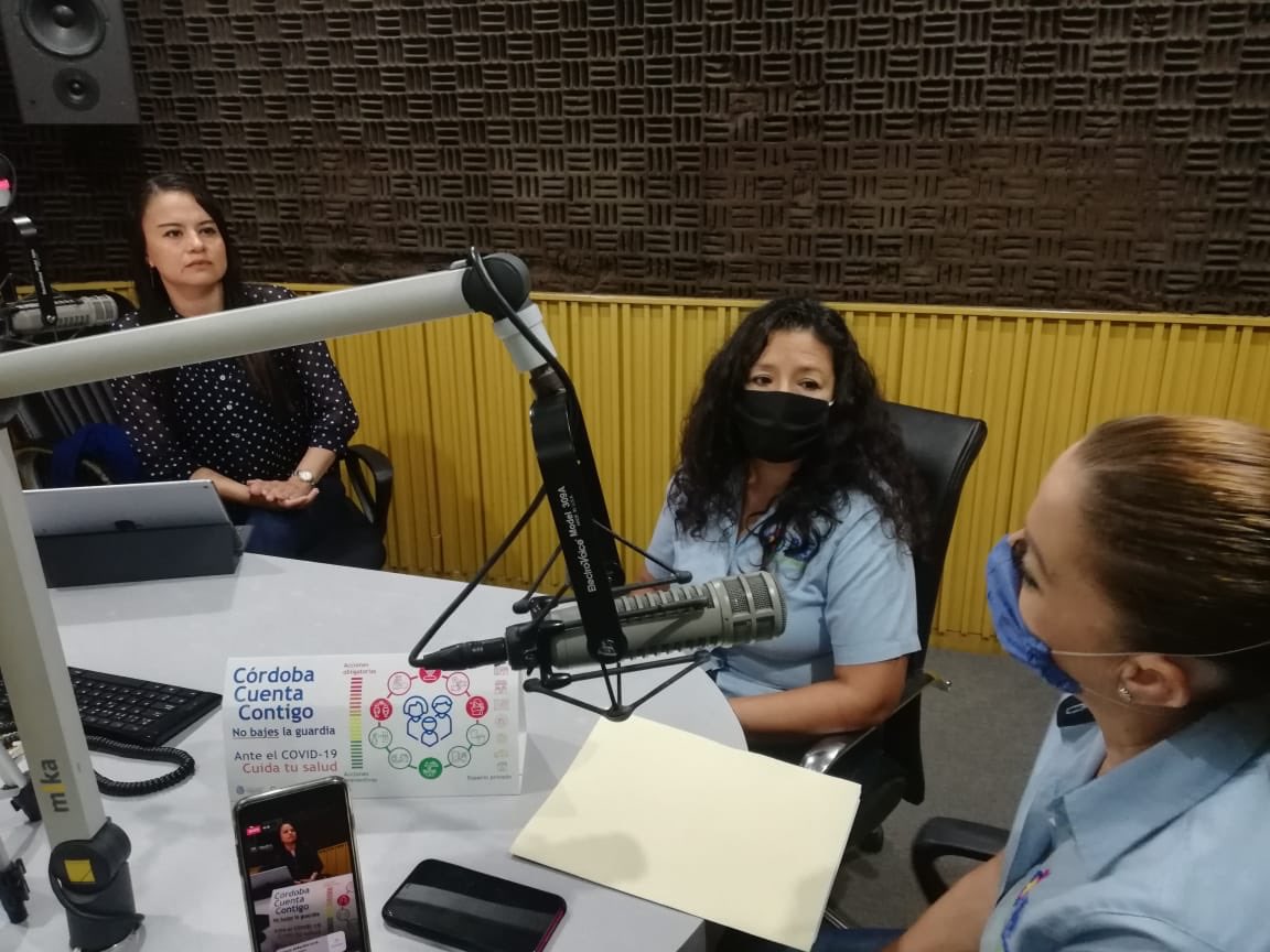 leticia_landero's tweet photo. Al aire desde el Patrón 94.5 FM
Esta mañana en #SOSEmocional abordamos el el tema de #violenciafamiliar.
Personal del #CAIVF y psicólogas del #DIF nos hablan de que hacer en caso de presentar este tipo de violencia y a dónde acudir. https://t.co/nbq9ED6noj