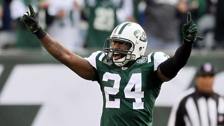 jets_stan's tweet photo. A very happy birthday to a #JetLegend, Darrelle Revis!! He turns 35 today! One of the most prolific cornerbacks the league has ever seen and still the undisputed lock-down champion! #BleedGreen #NYJets #24 #revisisland https://t.co/RnH6PwRKQU