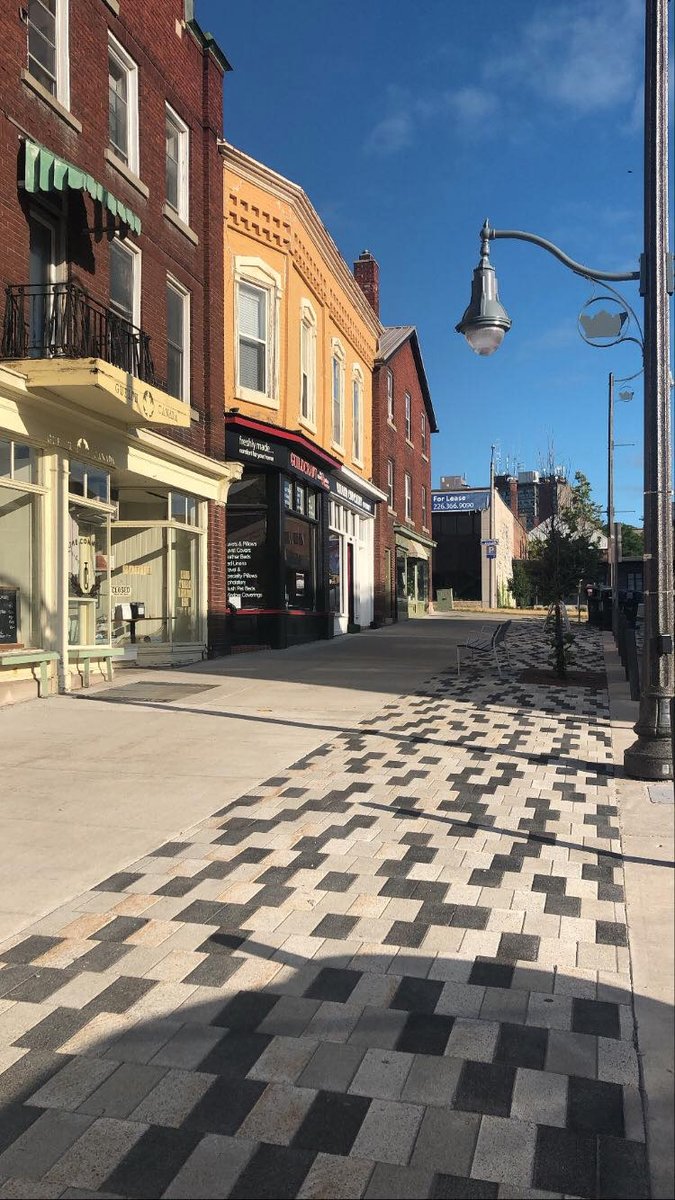 GuildcraftDuvet's tweet photo. Calm beautiful morning on Wilson Street, #downtownguelph. 💛 @DowntownGuelph https://t.co/IcPQvViEp7