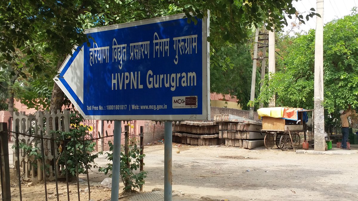 SumitTayal17's tweet photo. @mlkhattar @sudhirsinglabjp ji,सर् पहले भी आपको इन #गड्ढ़े #टूटी_सड़कों के बारे में अवगत कराया था लेकिन अभी तक सड़कें रिपेयर नही की गई ह��ं। स्थान,पुलिस लाइन रोड से HVPNL रोड गुरुग्राम। @cm_IPS @MunCorpGurugram @CommissionerMCG @nitin_gadkari @anilvijminister @CPCB_OFFICIAL https://t.co/70ADe1TG4G