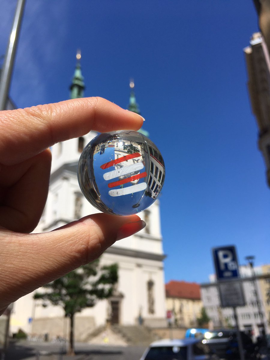 Solcova_CT's tweet photo. Hodinu před polednem běžně čekají lovci kuliček na náměstí Svobody. Kvůli opravám orloje teď ale minimálně tři týdny zájemci o skleněnku musí v 11h čekat u svých obrazovek. TIC totiž lidi o kuličky nepřipraví. Schovává je různě po Brně a GPS nápovědu k nalezení sdílí na svém FB. https://t.co/K3wgmQmkjs