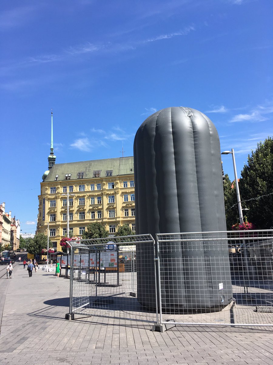 Solcova_CT's tweet photo. Hodinu před polednem běžně čekají lovci kuliček na náměstí Svobody. Kvůli opravám orloje teď ale minimálně tři týdny zájemci o skleněnku musí v 11h čekat u svých obrazovek. TIC totiž lidi o kuličky nepřipraví. Schovává je různě po Brně a GPS nápovědu k nalezení sdílí na svém FB. https://t.co/K3wgmQmkjs