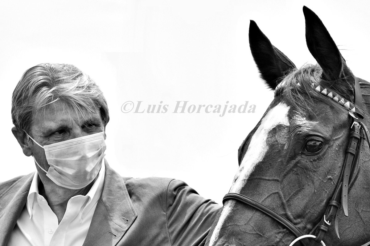 Dicen que los ojos no saben guardar secretos. Nuestra ganadora del Gran Premio Beamonte 2020 Navia, junto a su propietario <a href="/inigo_pineda/">Iñigo Gomez-Pineda</a>. Cuando una imagen vale más que mil palabras. <a href="/AgaloparTurf/">A Galopar</a>