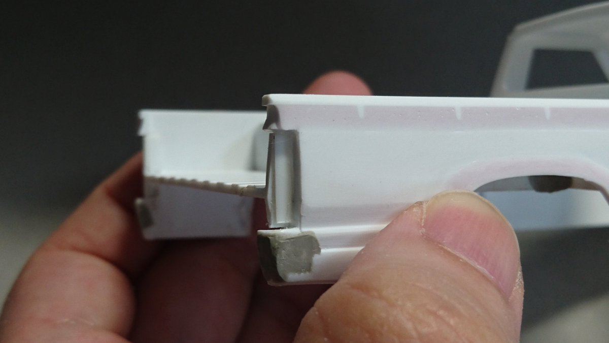 Yos そして その手の後期型テールを付ける部分の切り欠き アートナイフとリューターで 綺麗に切り欠いたあとレンズの裏を隠す プラ板を適宜貼り付けました Yos そして その手の後期型テールを付ける部分の切り欠き アートナイフとリューターで 綺麗に切り欠いたあとレンズの裏を隠す プラ板を適宜貼り付けました
