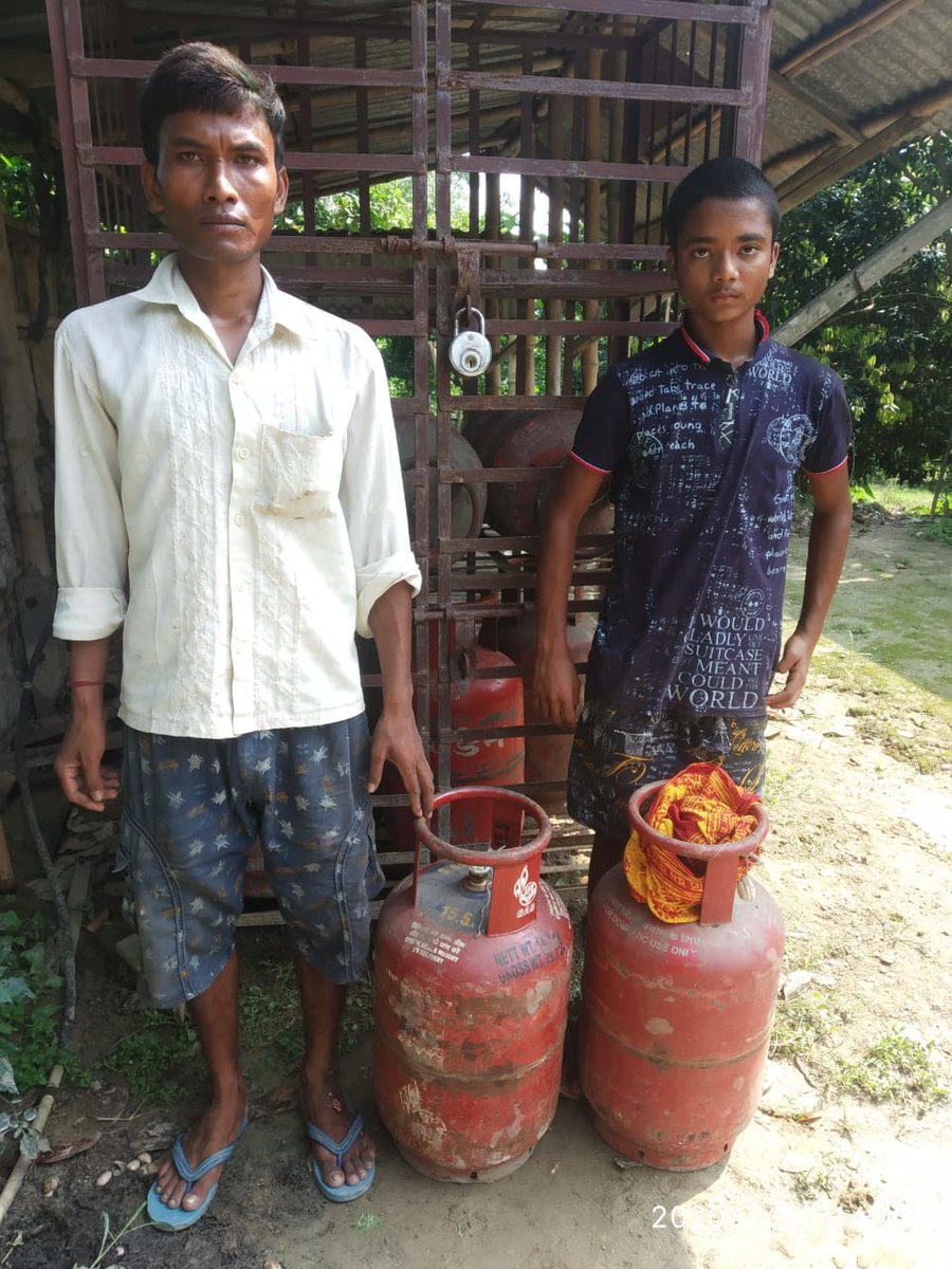 DevBakul's tweet photo. VLE - ASIT SARKAR, DAKSHIN DINAJPUR
GAS distribution from his CSC Center.
#CSCAarogyaDiwas 
#CSCDiwas 
#CSC_WEST_BENGAL 
#CSC_DAKSHIN_DINAJPUR 
#CSC_EGovernance https://t.co/qDqdNYr0U1
