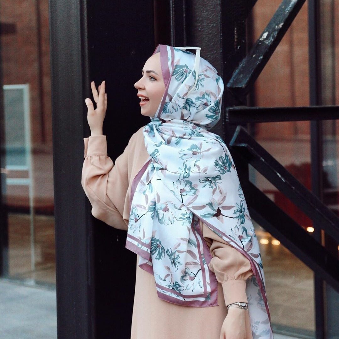 Kahvede takabilecegim çok güzel bir şal göndermiş canım arkadaşım. Twill şal arayanlar için desenler kendi tasarımı ve çok güzel 🌸 <a href="/verahijab/">vera.hijabb</a> ♥️♥️♥️