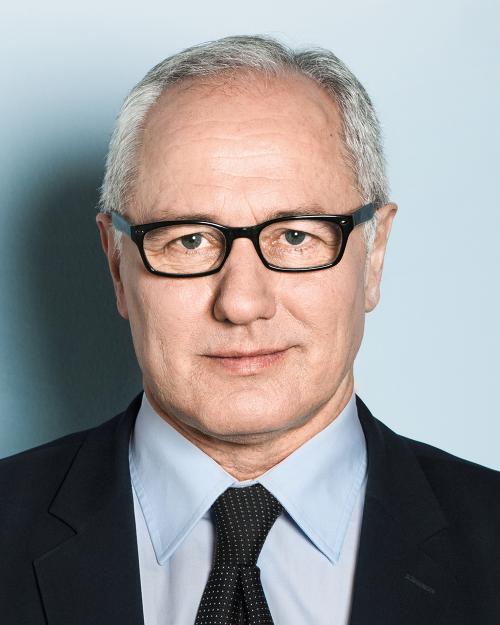 Nach #NSU-2.0-Drohungen, LKA-Beamten, die dienstlich mit 88 grüßten &amp; rechter Anschlagsserie, bei der Beschuldigte &amp; Ermittler privat verkehrten, grübelt <a href="/spdberlin/">SPD Berlin</a> noch, ob es Sonderermittler gegen rechte Strukturen in der Polizei braucht. Profitipp: Ja. 
berliner-zeitung.de/politik-gesell…