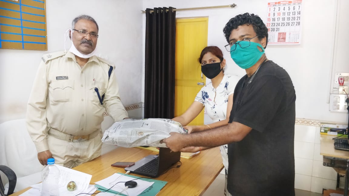UnnatNit's tweet photo. @HRDMinistry 
@MinistryofEd 
@NITJamshedpur 
@Unnatbharat_Tw 
Nit Jamshedpur's UBA Team distributed masks at RIT THANA.
Date:- 12/04/2020 https://t.co/IYgbcekhzO