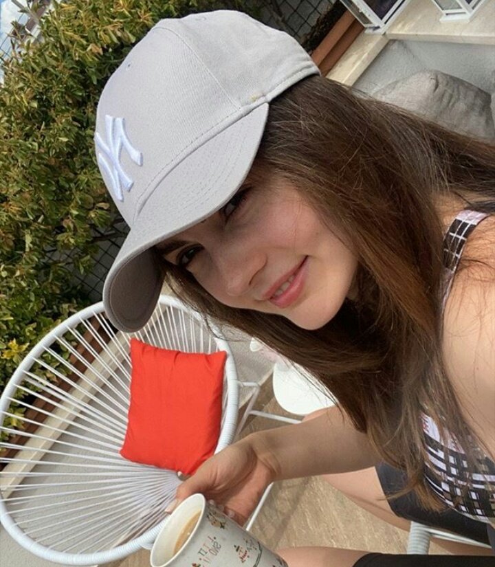 feyzucnc's tweet photo. burcu özberk sen tam bir bebeksin, bebekk🍒💛

#BurcuÖzberk https://t.co/itZfMVxFHT
