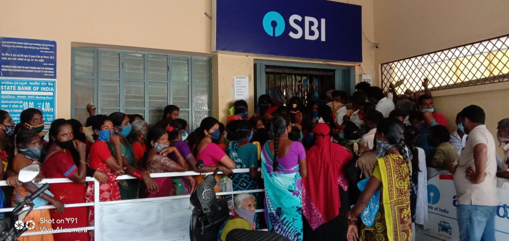 FarhanaPathan4's tweet photo. Wow!!! Look at the social distancing at our govt banks! There's no queue, neither sanitizers. No wonder we have 9lac covid cases.@TheOfficialSBI @RBI @narendramodi @ysjagan Can someone look into this https://t.co/MecrZHEquZ