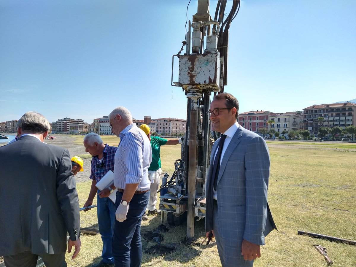 di_stabia's tweet photo. Hanno preso il via oggi i 9 carotaggi sull’arenile.

https://t.co/qX97x2zTd2

#Arenile #Analisi #Carotaggi #CastellammarediStabia #Stabia #Stabiae #Cittàdelleacque #GaetanoCimmino #GaetanoCimminoSindaco https://t.co/2svT4IrKZ9