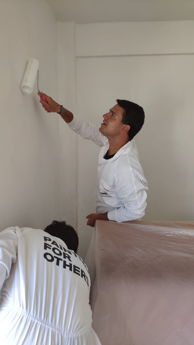 cooperacion's tweet photo. Diez voluntarios del @CMGuadaira de Sevilla pasan estos días rehabilitando dos casas, de una señora y una familia vulnerables, en Coruña. Esto es vivir un verano 🔝🔝🔝
#LivingforOthers #PaintingforOthers ¡GRACIAS! https://t.co/o9EZb01qOx