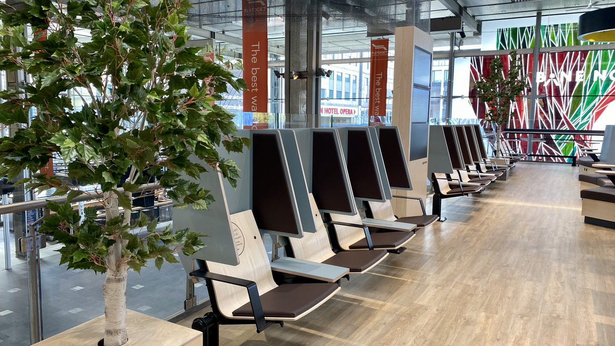 BaneNORSF's tweet photo. I dag åpnet vi de nye, oppgraderte venteområdene på Oslo S for våre kunder. Stikkord for de nye venteområdene er bedre komfort, bedre muligheter for å jobbe og bedre servicetilbud. Ble det ikke fint?🤩
👉 https://t.co/zOJYwJXJan https://t.co/F6u0fmB9pf