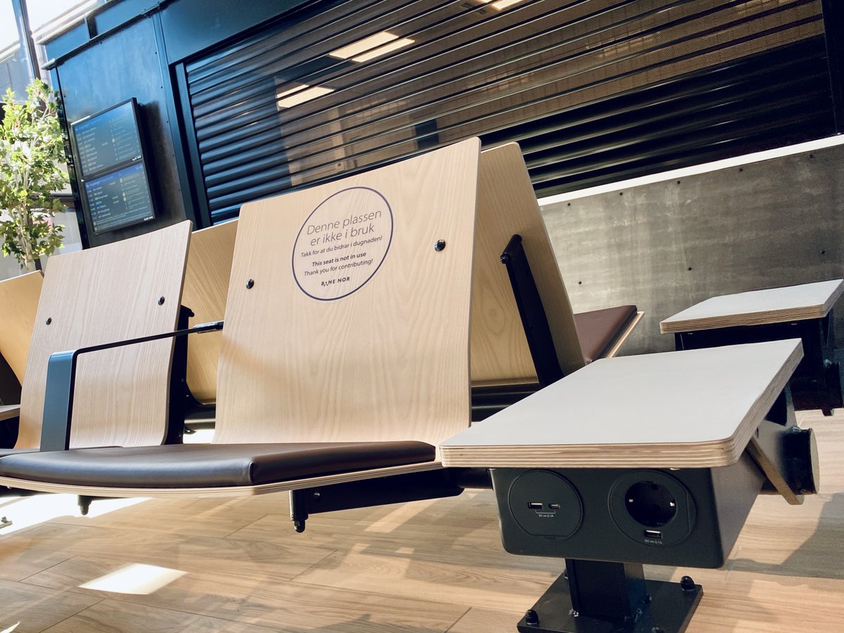 BaneNORSF's tweet photo. I dag åpnet vi de nye, oppgraderte venteområdene på Oslo S for våre kunder. Stikkord for de nye venteområdene er bedre komfort, bedre muligheter for å jobbe og bedre servicetilbud. Ble det ikke fint?🤩
👉 https://t.co/zOJYwJXJan https://t.co/F6u0fmB9pf