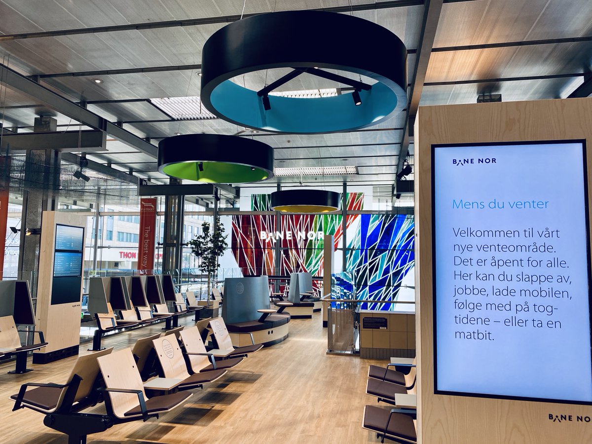 BaneNORSF's tweet photo. I dag åpnet vi de nye, oppgraderte venteområdene på Oslo S for våre kunder. Stikkord for de nye venteområdene er bedre komfort, bedre muligheter for å jobbe og bedre servicetilbud. Ble det ikke fint?🤩
👉 https://t.co/zOJYwJXJan https://t.co/F6u0fmB9pf