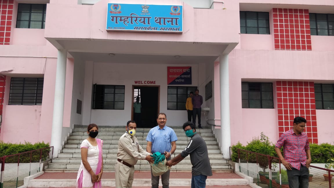 UnnatNit's tweet photo. @HRDMinistry 
@MinistryofEd 
@NITJamshedpur 
@Unnatbharat_Tw 
Mask distribution by NIT JAMSHEDPUR'S UBA Team at Donda Yashpur, Rapcha villages.
Date:- 27/04/2020 https://t.co/aT9tHoTxaS