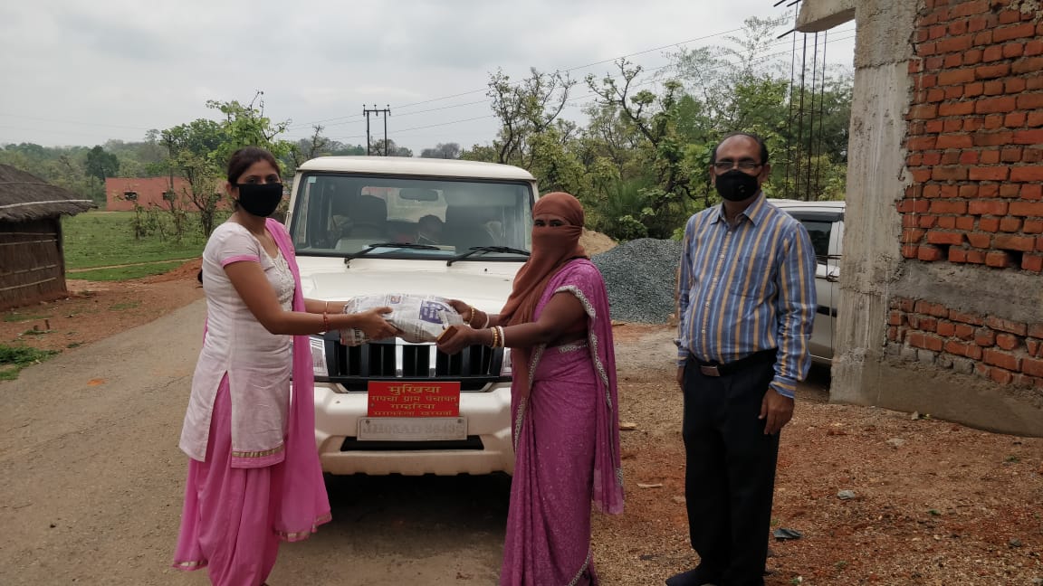 UnnatNit's tweet photo. @HRDMinistry 
@MinistryofEd 
@NITJamshedpur 
@Unnatbharat_Tw 
Mask distribution by NIT JAMSHEDPUR'S UBA Team at Donda Yashpur, Rapcha villages.
Date:- 27/04/2020 https://t.co/aT9tHoTxaS