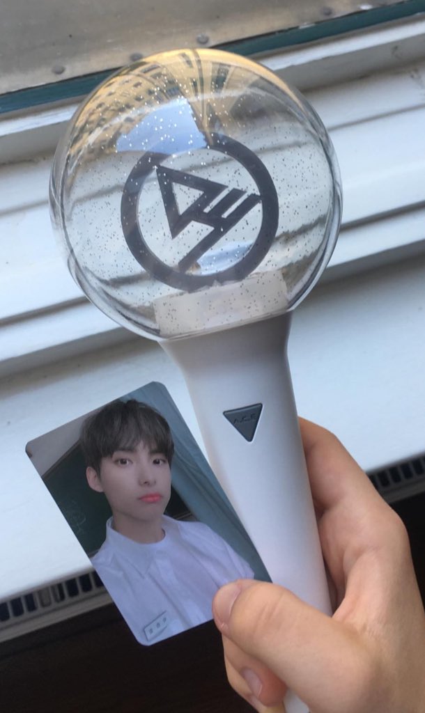 lillikpjm's tweet photo. My Lightstick arrived, I’m so happy 🥺✌🏻. (Does someone know which batteries to put in?) #초이스 #에이스 #CHOICE #choistick #choistickDIY #ACE #lightstick #kpop #JUNHEE #초이스_에이스 #lightstickbattery https://t.co/hqYG0Bu9IV