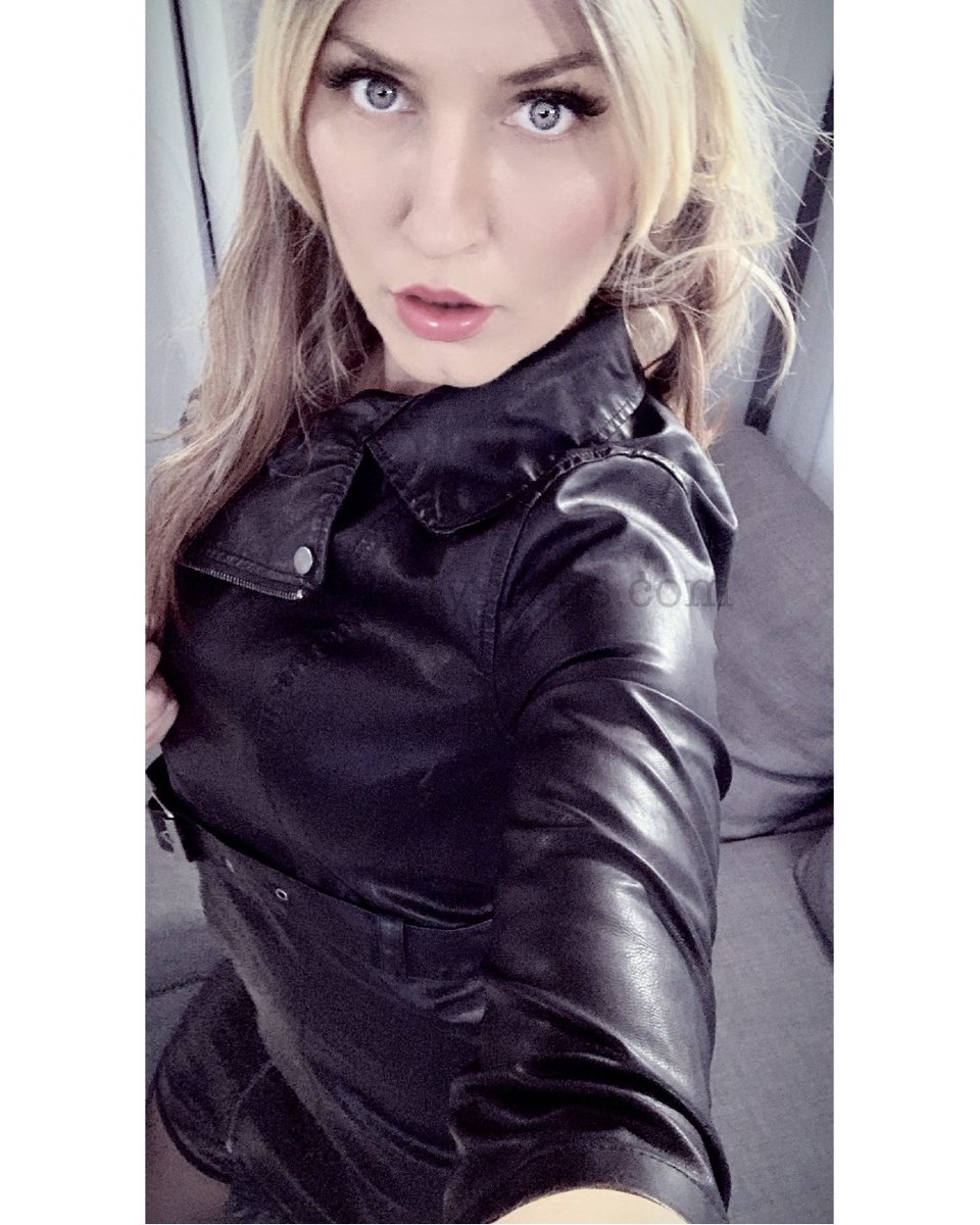 LadyJanis's tweet photo. Ich starte die Woche gleich mit einer [..] Abendmelkung.
Ich werde von 1800-2000 auf der Melkmaschine©️ zu erreichen sein! 
#melkelite #lederoutfit https://t.co/aX3CkR5fGq