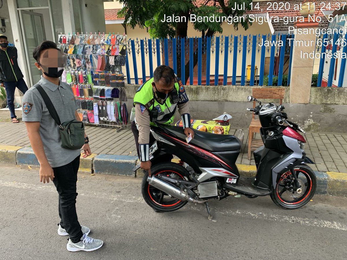 lantas_makota's tweet photo. Anggota Sat Lantas Polresta Malang Kota melaksanakan penindakan terhadap pengemudi kendaraan R2 yg kendaraannya tidak dilengkapi dengan persyaratan teknis layak jalan.
Tidak hanya knalpot saja, namun juga persyaratan lainnya seperti kaca spion, dan Klakson @infomalang @LalinNews https://t.co/wCLY2Wd4n9