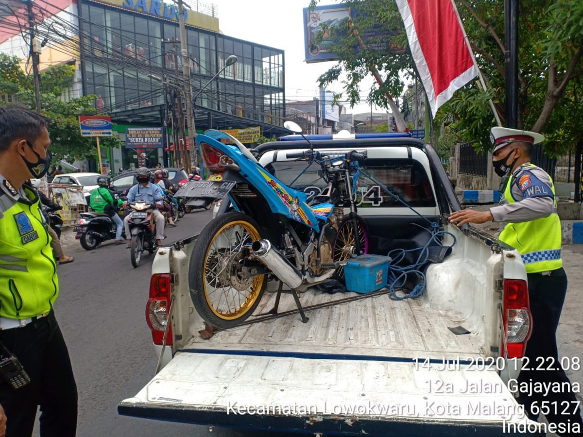 lantas_makota's tweet photo. Anggota Sat Lantas Polresta Malang Kota melaksanakan penindakan terhadap pengemudi kendaraan R2 yg kendaraannya tidak dilengkapi dengan persyaratan teknis layak jalan.
Tidak hanya knalpot saja, namun juga persyaratan lainnya seperti kaca spion, dan Klakson @infomalang @LalinNews https://t.co/wCLY2Wd4n9