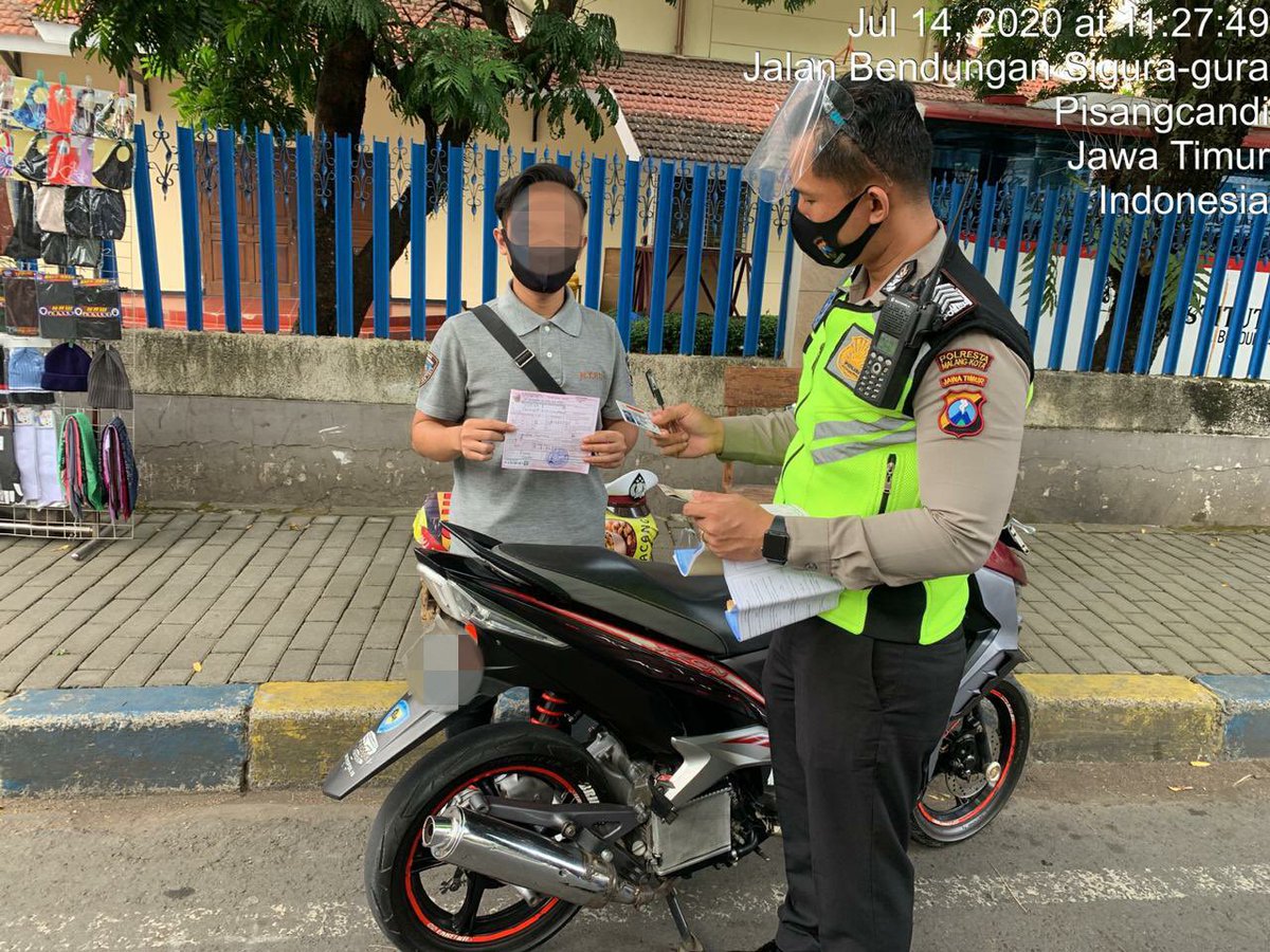 lantas_makota's tweet photo. Anggota Sat Lantas Polresta Malang Kota melaksanakan penindakan terhadap pengemudi kendaraan R2 yg kendaraannya tidak dilengkapi dengan persyaratan teknis layak jalan.
Tidak hanya knalpot saja, namun juga persyaratan lainnya seperti kaca spion, dan Klakson @infomalang @LalinNews https://t.co/wCLY2Wd4n9