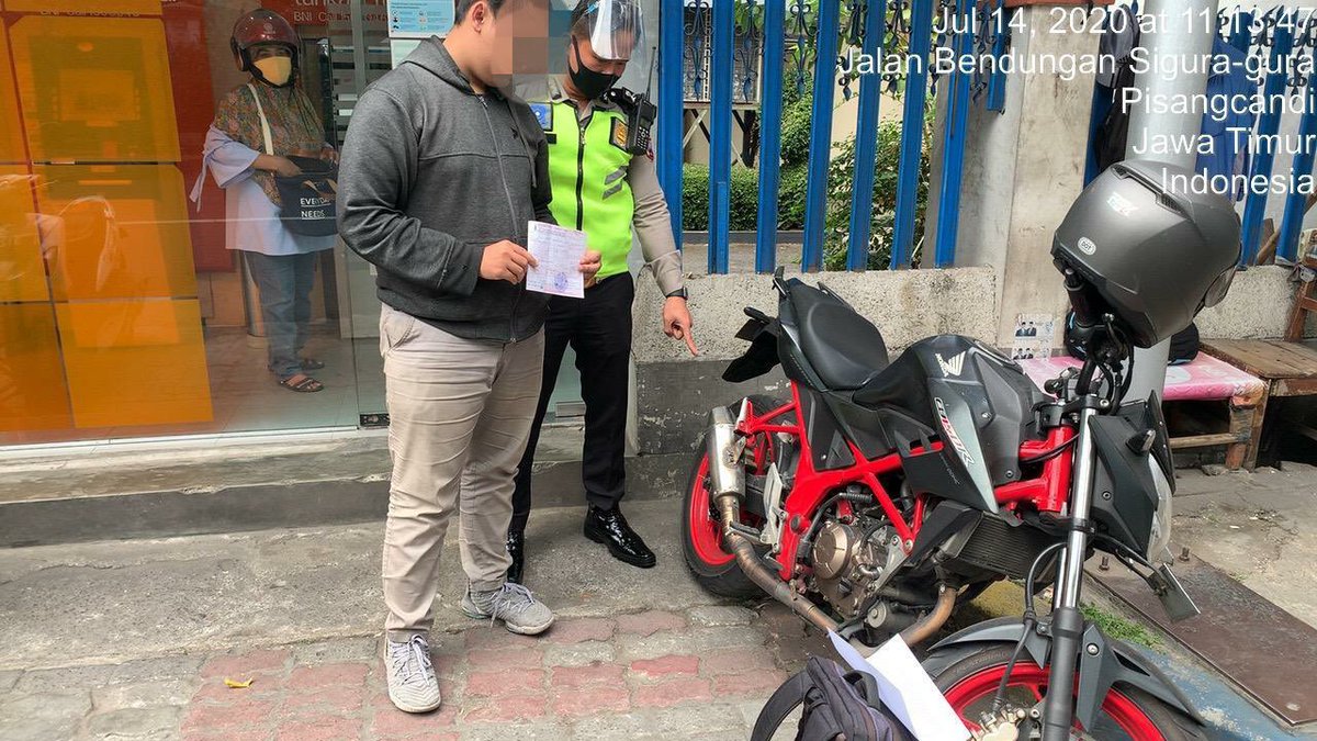 lantas_makota's tweet photo. Anggota Sat Lantas Polresta Malang Kota melaksanakan penindakan terhadap pengemudi kendaraan R2 yg kendaraannya tidak dilengkapi dengan persyaratan teknis layak jalan.
Tidak hanya knalpot saja, namun juga persyaratan lainnya seperti kaca spion, dan Klakson @infomalang @LalinNews https://t.co/wCLY2Wd4n9