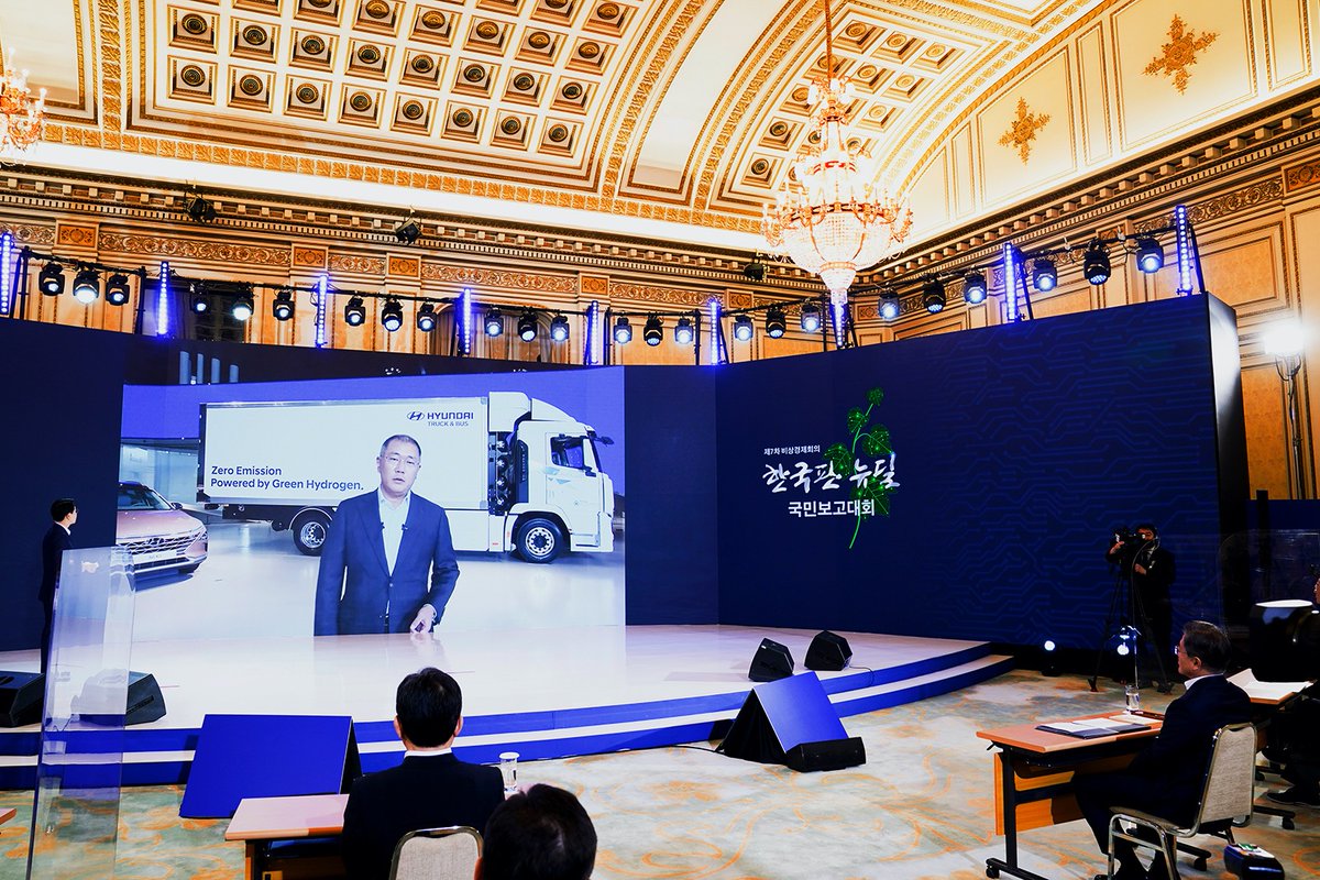 <한국판 뉴딜 국민보고대회>

오늘 발표하는
한국판 뉴딜 종합계획은
대한민국 대전환의 시작입니다. 
세계를 선도하는 나라로 도약하는
출발점입니다.

www1.president.go.kr/articles/8874