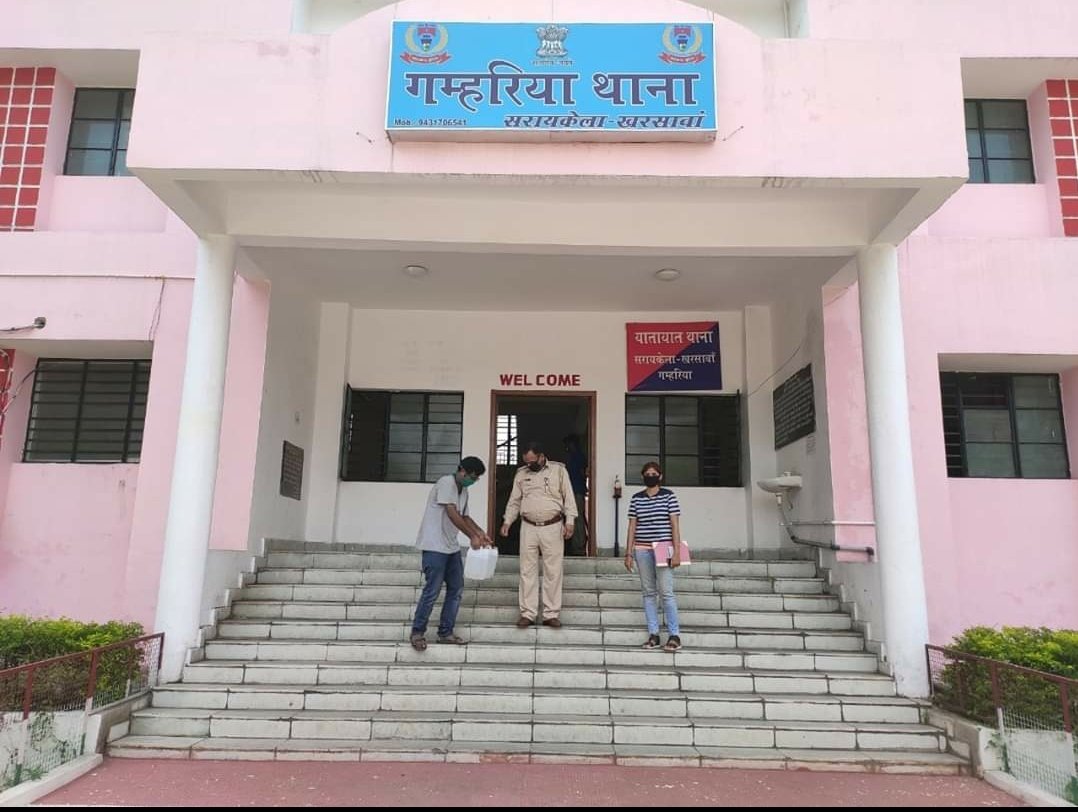 UnnatNit's tweet photo. @HRDMinistry @MinistryofEd @Unnatbharat_Tw @NITJamshedpur 
Distribution of Sanitizer by NIT JAMSHEDPUR'S UBA Team at Donda , Rapcha and Yashpur villages.
Date:- 27/06/2020 https://t.co/fZH4sTBAUn