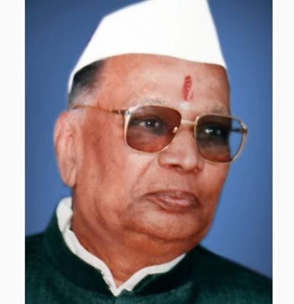 AbhiPawarBJP's tweet photo. महाराष्ट्राचे माजी मुख्यमंत्री, मराठवाड्याचे भूमिपुत्र स्व शंकररावजी चव्हाण यांना १०० व्या जयंतीनिमित्त आदरपूर्वक नमन.

दुष्काळग्रस्त मराठवाड्यात "पाणी अडवा पाणी जिरवा" यासाठी शंकररावजी यांनी केलेले काम आदर्शवत असेच आहे.
#शंकररावचव्हाणजन्मशताब्दी https://t.co/4fh5xcMf2D