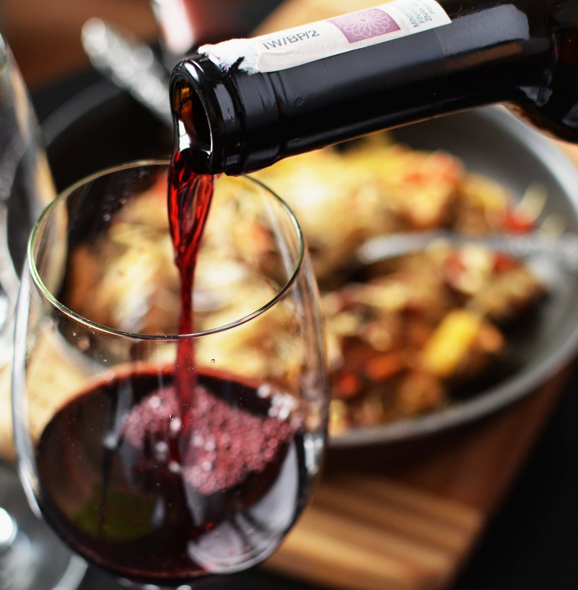 Tra i paesi emergenti nel panorama mondiale del #vino 🍷🌎 c'è il #Cile 🇨🇱, la lunga e stretta fascia costiera occidentale del #Sudamerica. 

Qui le barriere naturali, come le montagne, proteggono le viti dalla #fillossera.

#aismolise #vininelmondo #storie