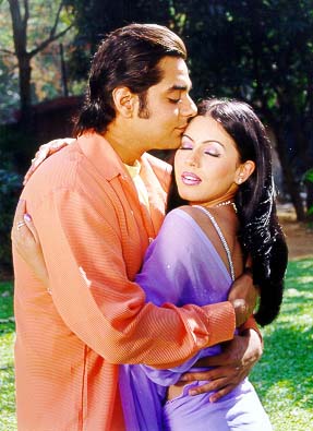 FilmySasi's tweet photo. The only take away from #DaagTheFire is that Mahima Chaudhry was a decent actress who deserved way better. I'm not intelligent enough to decode the metaphor (if any) but the film neither has any 'daag' nor a major fire. Or was it Aag - The Fire until the numerologist intervened? https://t.co/q2QDBC7fM0