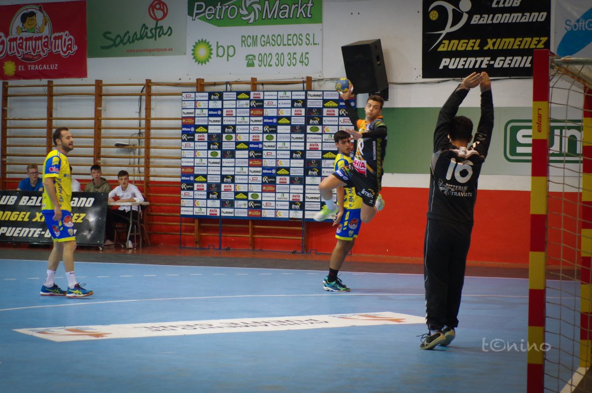 BmXimenez's tweet photo. 📢📣 RENOVACIÓN 📣📢

Javier Moyano (@javimoy17) estará una temporada más en nuestro conjunto 🙌🏼😛

Su muñeca volverá a deleitarnos con sus trucos de magia 🧙🏽‍♂️🤹🏽‍♀️

#VamosMiGenil #VamosAX #FuelleIsBack https://t.co/ZjhgB3jkVo