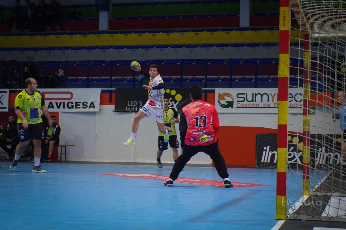 BmXimenez's tweet photo. 📢📣 RENOVACIÓN 📣📢

Javier Moyano (@javimoy17) estará una temporada más en nuestro conjunto 🙌🏼😛

Su muñeca volverá a deleitarnos con sus trucos de magia 🧙🏽‍♂️🤹🏽‍♀️

#VamosMiGenil #VamosAX #FuelleIsBack https://t.co/ZjhgB3jkVo