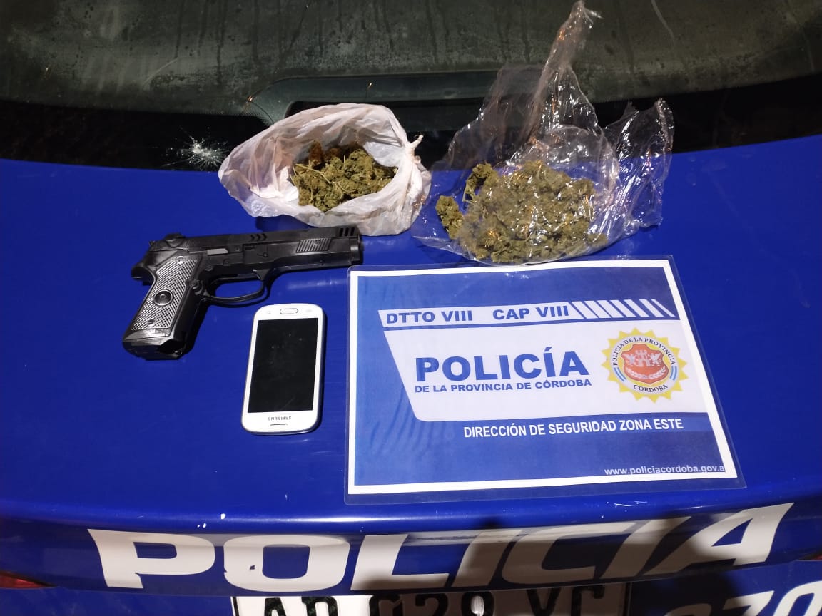 PoliciaCbaOf's tweet photo. #CAPVIII #Procedimiento con tres jóvenes de 25, 24 y 19 años #Detenidos en Bº General Bustos. Momentos antes, habrían sustraído un celular a una mujer. Se secuestró el elemento sustraído, 1 réplica de arma de fuego y 2 bolsas con aproximadamente 40 flores de cannabis (cogoyos). https://t.co/pGtsU5a9Ia