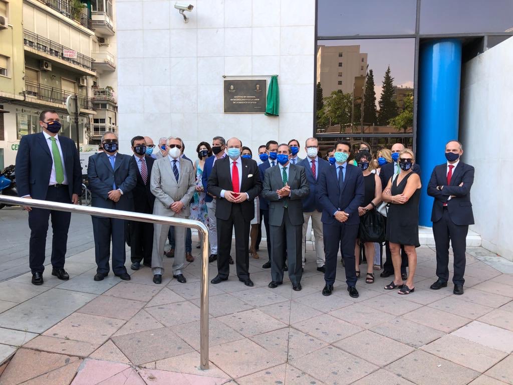 SebastianGR1965's tweet photo. Los abogados de Oficio ya tienen una plaza junto al edificio de los Juzgados de La Caleta. De esta manera, el  @aytogr ha querido reconocer y homenajear a los profesionales que prestan este servicio público en nuestra ciudad. Un honor descubrir la placa junto al Decano @IcagrTwit https://t.co/gwHnC2goHU