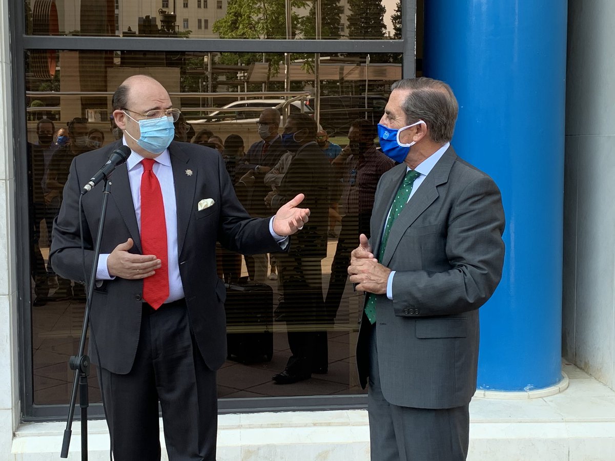 SebastianGR1965's tweet photo. Los abogados de Oficio ya tienen una plaza junto al edificio de los Juzgados de La Caleta. De esta manera, el  @aytogr ha querido reconocer y homenajear a los profesionales que prestan este servicio público en nuestra ciudad. Un honor descubrir la placa junto al Decano @IcagrTwit https://t.co/gwHnC2goHU