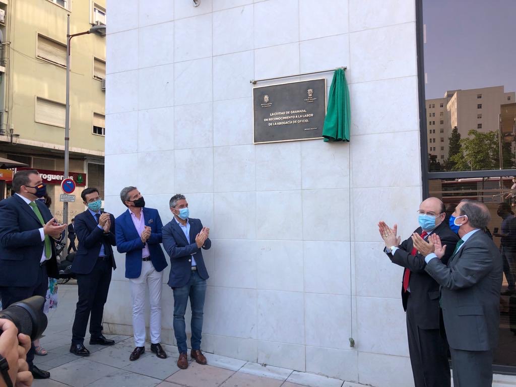 SebastianGR1965's tweet photo. Los abogados de Oficio ya tienen una plaza junto al edificio de los Juzgados de La Caleta. De esta manera, el  @aytogr ha querido reconocer y homenajear a los profesionales que prestan este servicio público en nuestra ciudad. Un honor descubrir la placa junto al Decano @IcagrTwit https://t.co/gwHnC2goHU