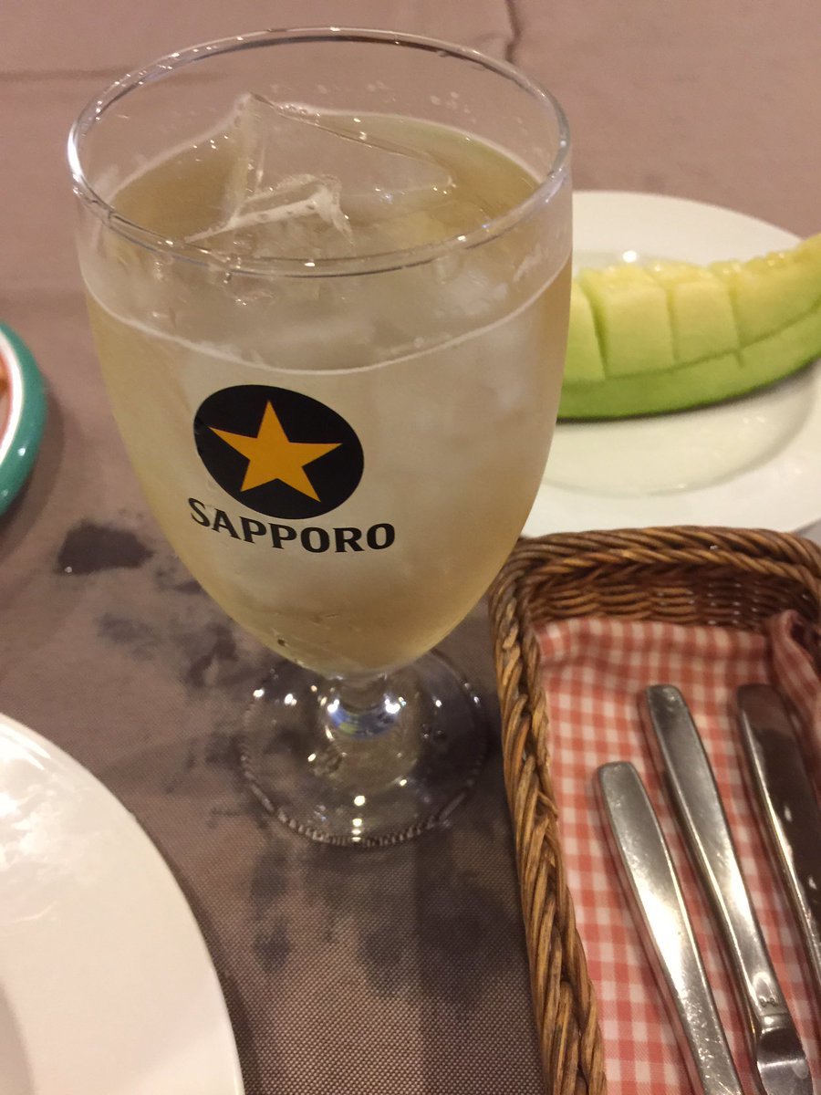 Hiroaki 白ワインとソーダ割り オペレーター だそうです 頼みますビール飲ましてー 誰かメロン食べて