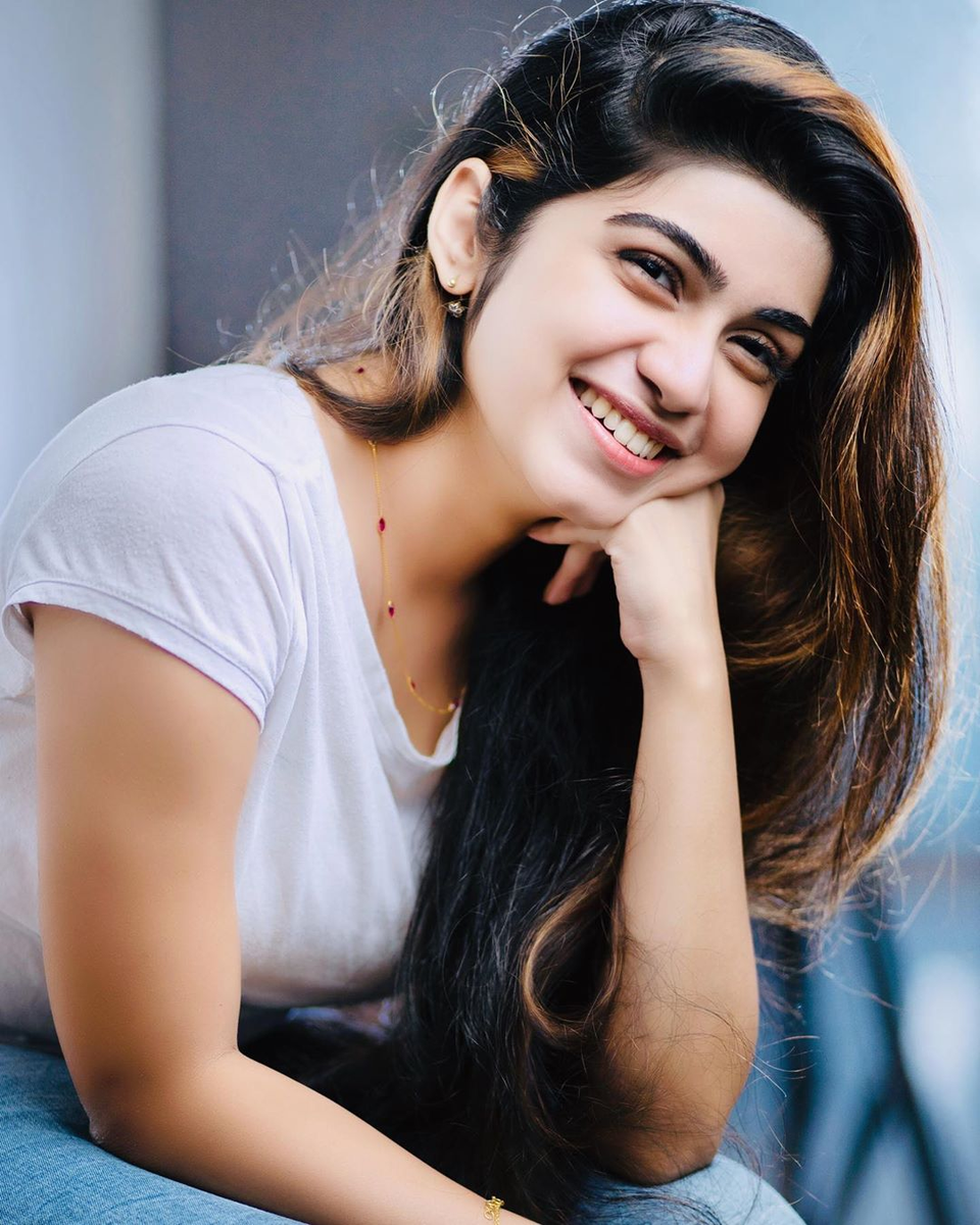 ManasaTrends's tweet photo. Her Smile always beautiful #ManasaRadhakrishnan😍🥰 

#tollywoodactress #bollywoodactress #KollywoodActress https://t.co/obQlY9Y4iq