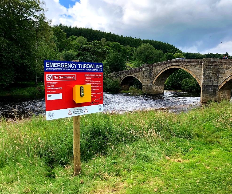Victorialouowen's tweet photo. One of @ReachandRescue Portsafes have been situated at Barden Bridge, Skipton, Yorkshire, they are doing their duty to ensure lifesaving water rescue equipment is close to the water in the event of an emergency.
#watersafety #BeWaterAware #throwlineboard #portsafe #bardenbridge https://t.co/vfnGPqtO9Q